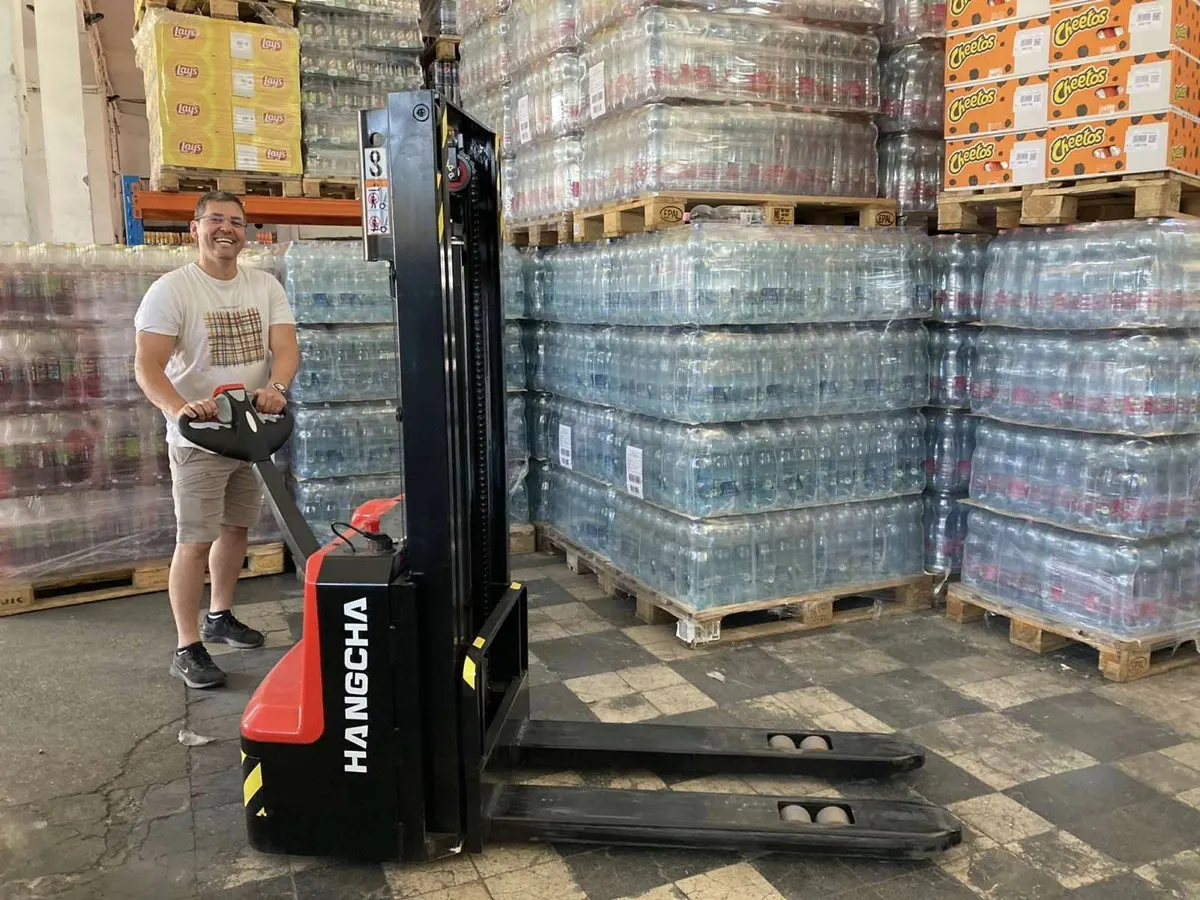 Vevő próbálja ki a felrakó targoncát a raktárban