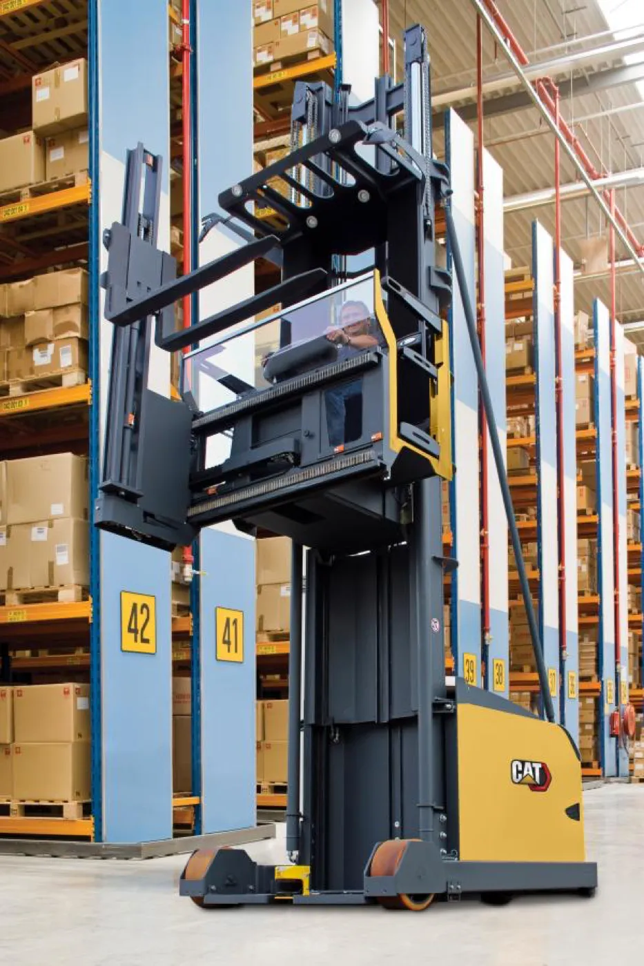 Cat® NVT11-20(XL) emelhető kezelőállású szűkfolyosós targoncák – 2. kép