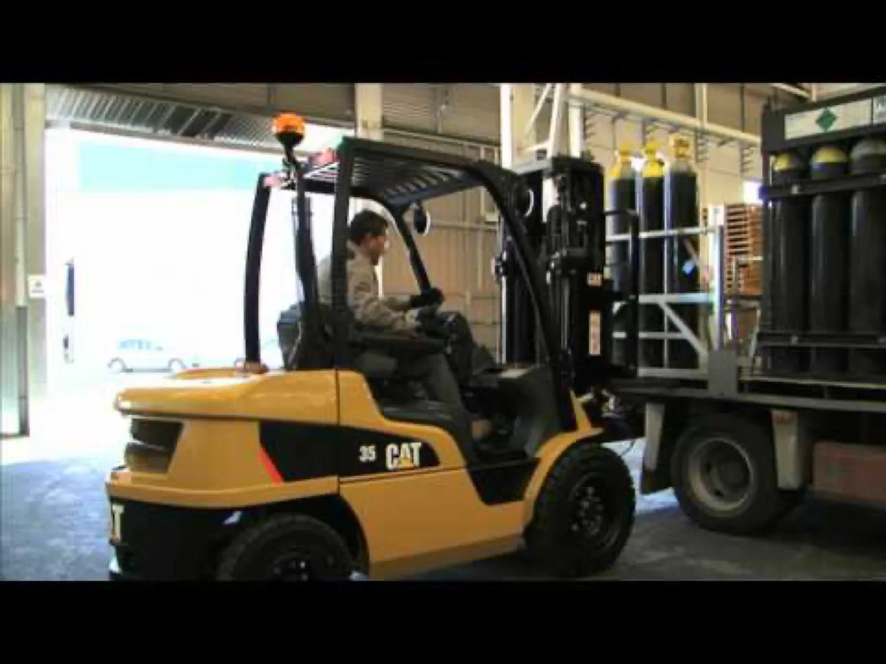 Cat DP35N - Unloading bottles